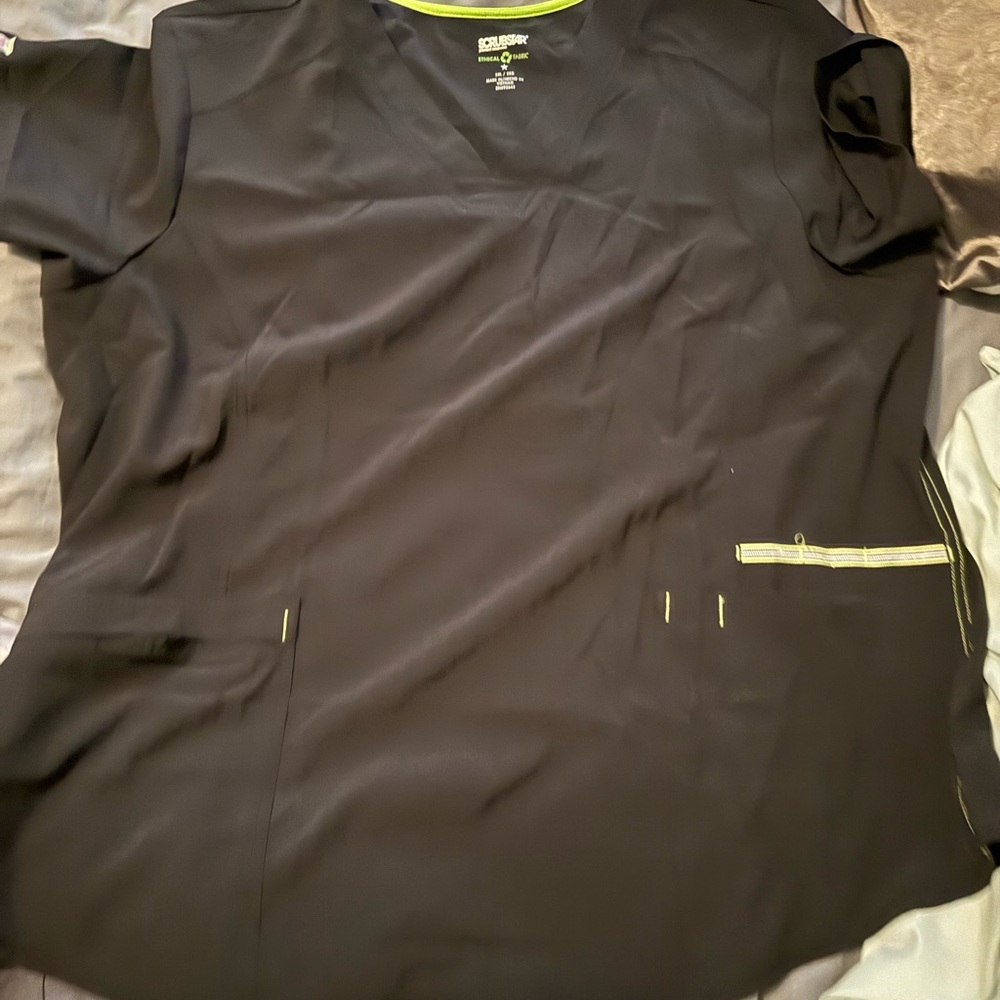 Scrubstar scrub top
Size 2x